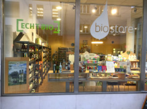 Das lichtdurchflutete moderne Ladenlokal von Biostore.